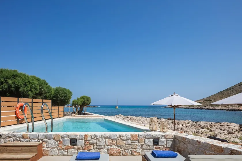 On the beach, walking distance to amenities - Image 1