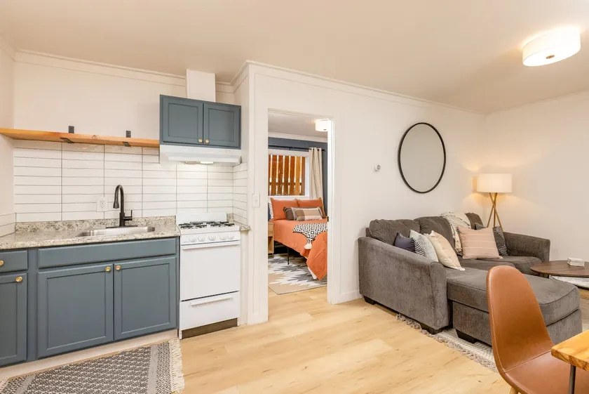 Cute Little 1 bedroom apartment #5 near airport - Image 1
