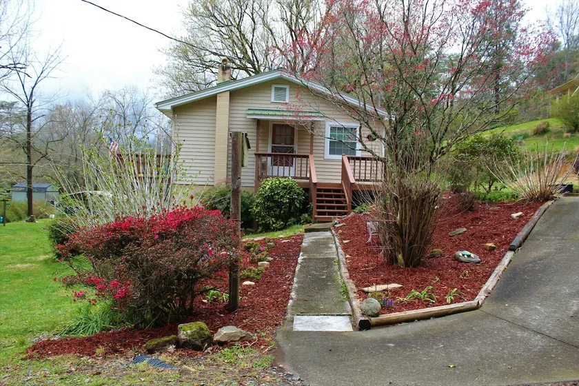 ”Nora Mae's Place” a Charming Creekside Get Away - Image 1