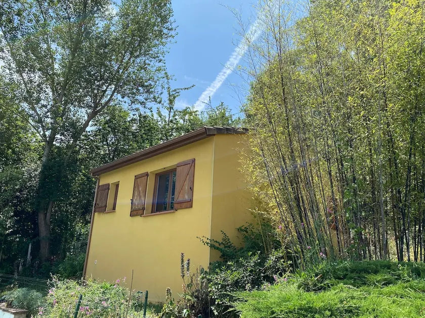 Nice little house at the bottom of the garden with a swimming pool - Image 1