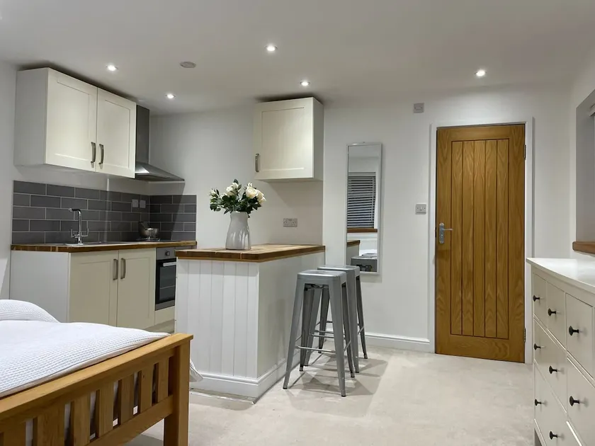 Cozy studio annex near Stonehenge, Amesbury-1 bed - Image 1