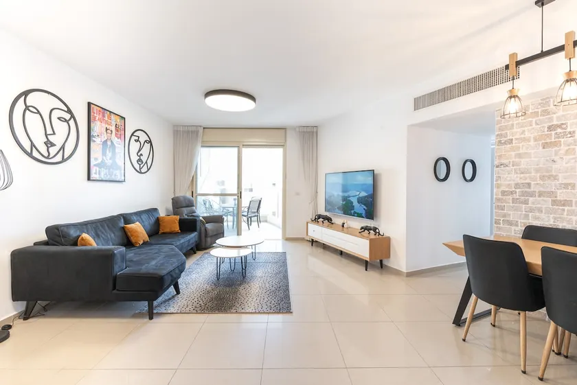 Neat 4BR Apt. With Parking/High Floor/Elevator/AC - Image 1