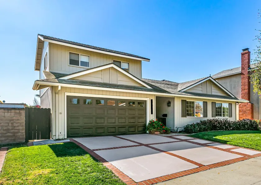 Spacious Ventura Home with yard - Image 1