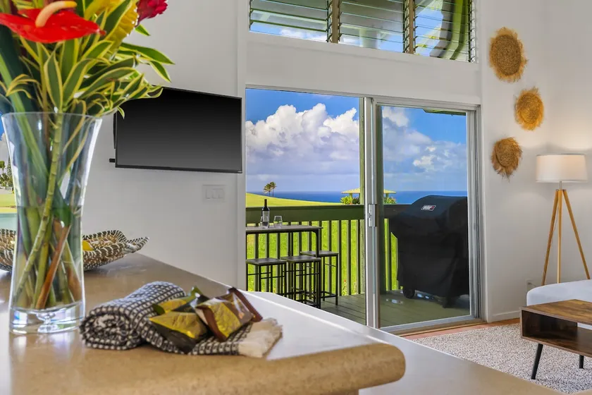 Beautiful spacious ocean and mountain view condo. - Image 1