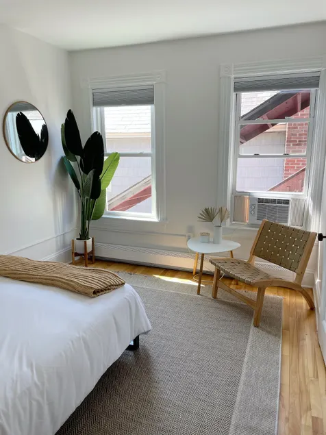 Cozy 2 Bedroom Apartment Overlooking Park - Image 1