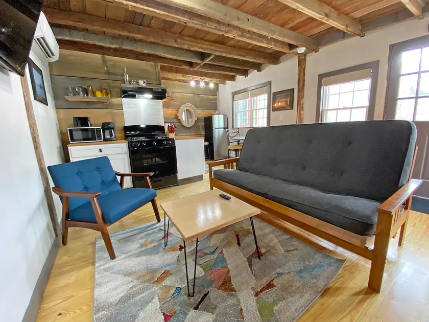 Cozy 2BR with Rustic Decor Near Downtown - Image 1