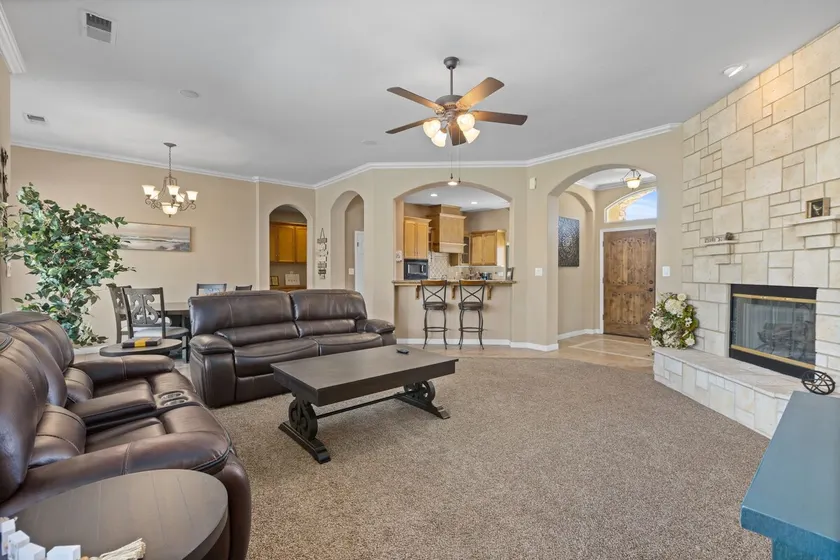 Lovely 4+3 Relaxing Pool home KING bed sleeps 8 - Image 1