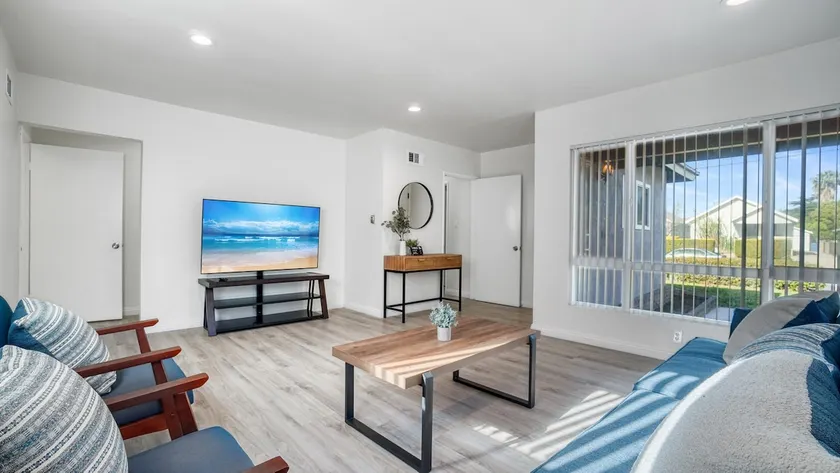 3B/2BA Home Walking Distance to Shops/Restaurants - Image 1