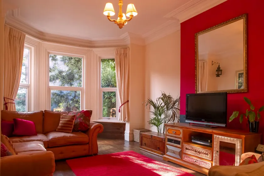 Elegant Ground Floor Apartment - Image 1