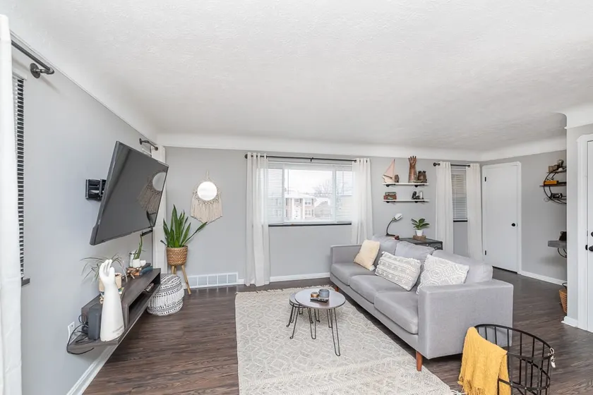 ”Vintage Vibes” 2 BR, 1 Bath w/ Laundry & Parking - Image 1