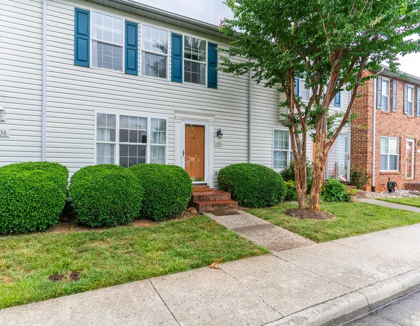 Charming 3 Bedroom Townhouse near Airport and LU - Image 1