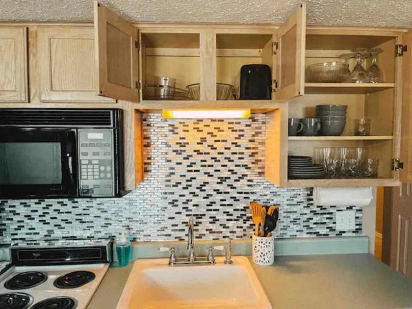 RELAXING 1 BEDROOM CONDO - Mins. from the Marina! - Image 1