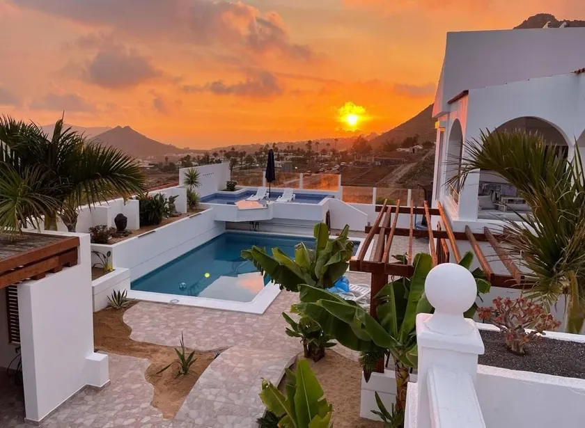 Cozy villa with beautiful views and swimming pool - Image 1