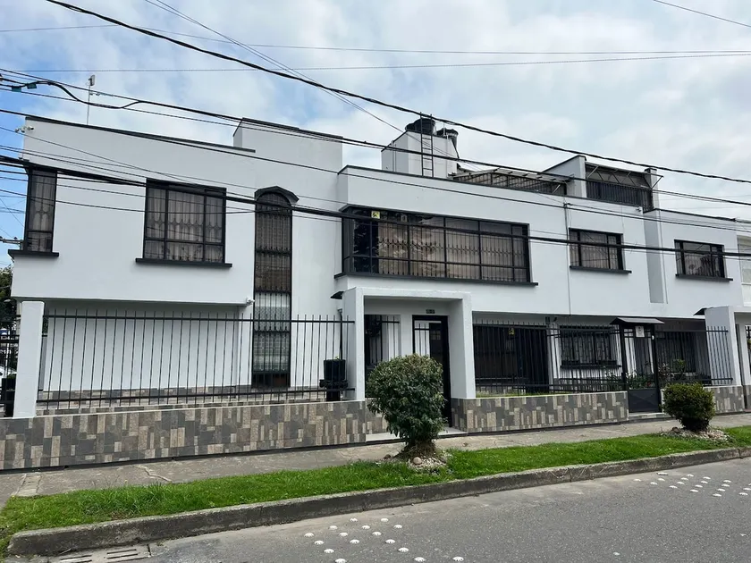 Ideal family home, near the airport - Image 1
