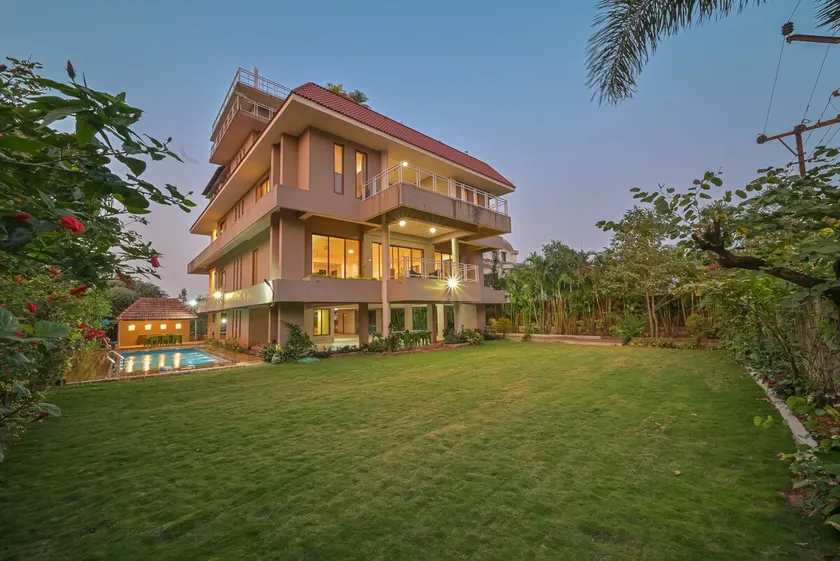 10 Hill Top Villa with Private Pool - Image 1
