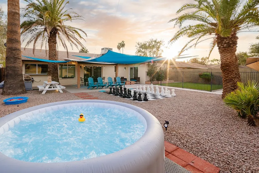 Centrally located-Child & Dog Friendly-big yard - Image 1