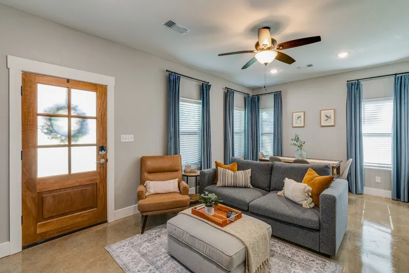 The Gray Burrow: Cozy, Pet friendly in Denison - Image 1