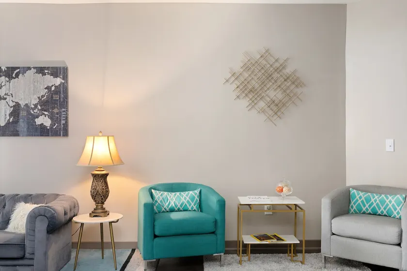 DT Charm Apt + Pool,Gym,Wine,WKSpace, Free Parking - Image 1