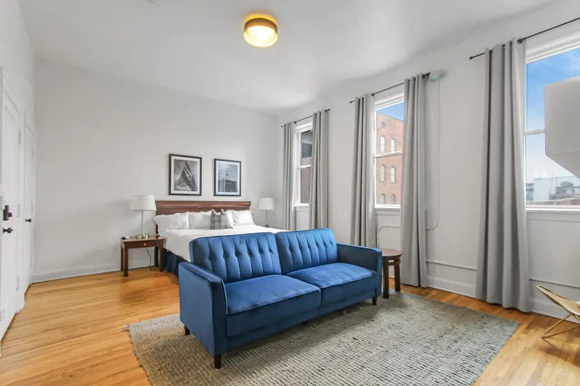 Chic Pet-Friendly Studio with Hotel-Like Amenities - Image 1