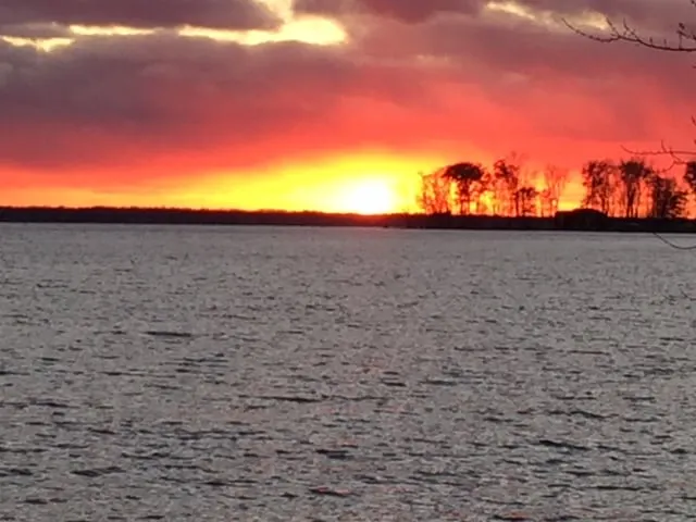 WATERFRONT COTTAGE WITH WARM SUNSETS AND LARGE PORCH ON ONEIDA LAKE - Image 1