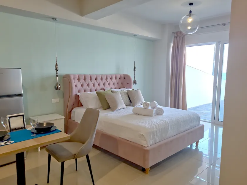 Epipleon Luxury Suites -101- Δωμάτιο 45τμ με βεράντα 30τμ μπροστά στη θάλασσα - Image 1