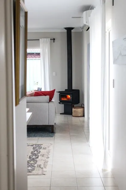 Cosy Beach House with Fireplace - Image 1