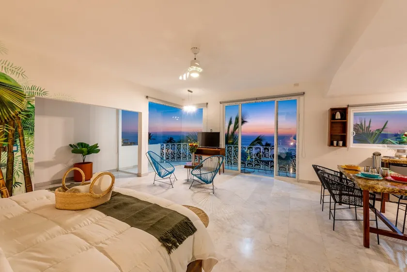 LA CASA BLANCA STUDIO #1, POOL + PRIME VIEWS - Image 1