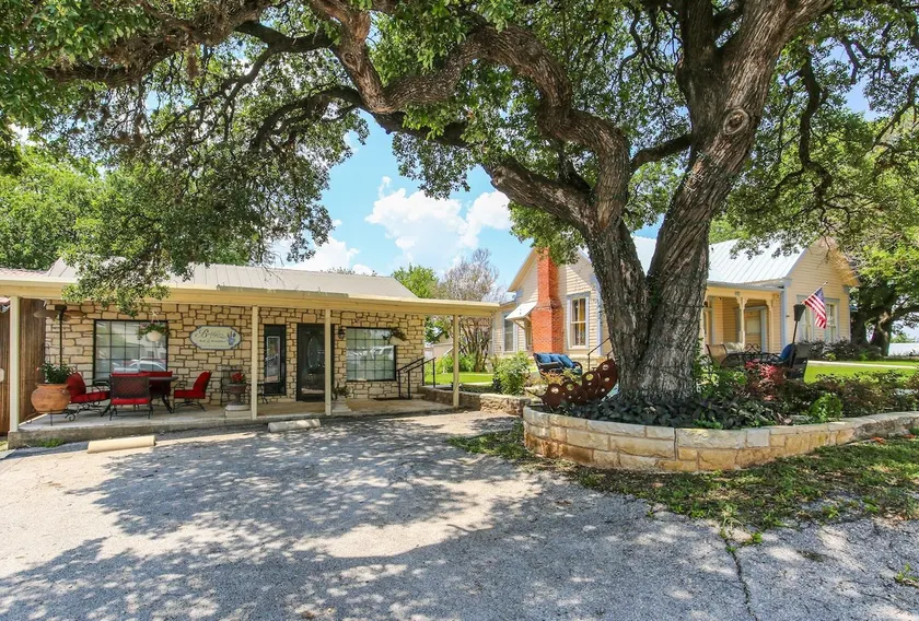 Historic Main St Marble Falls Cottage - Image 1