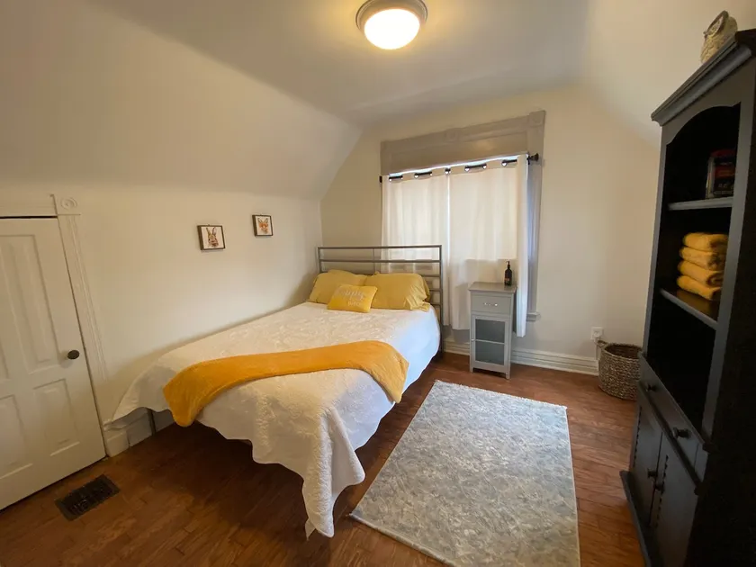 Yellow#3: Comfy Urban Midtown Apartment - Image 1