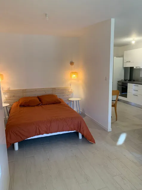2 steps from the center, studio + private vehicle space - Image 1