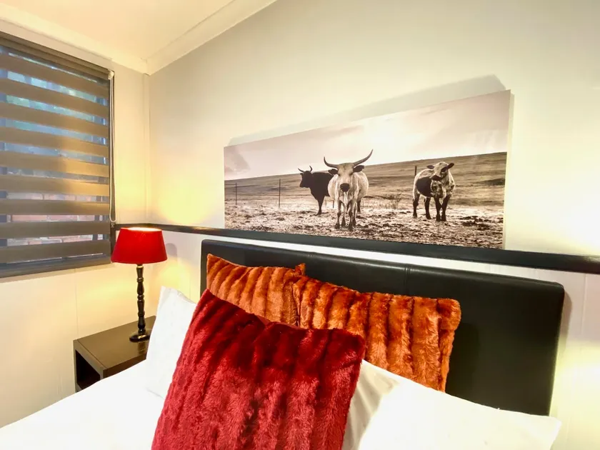 Classy 1-Bedroom Nguni Guesthouse with Parking - Image 1