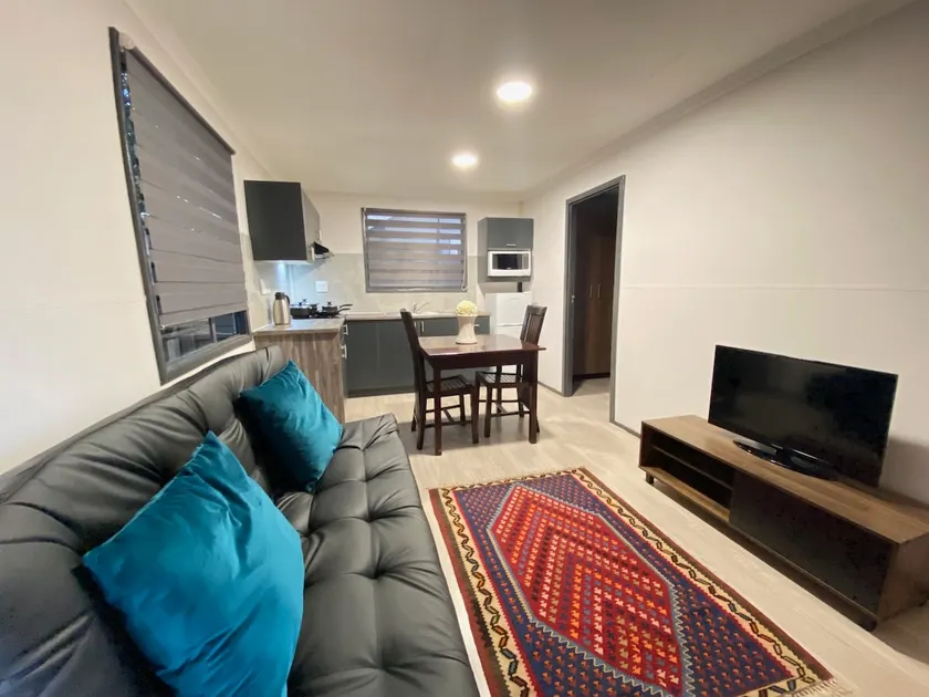 Cozy 1-Bedroom Mamepe guesthouse with a patio - Image 1