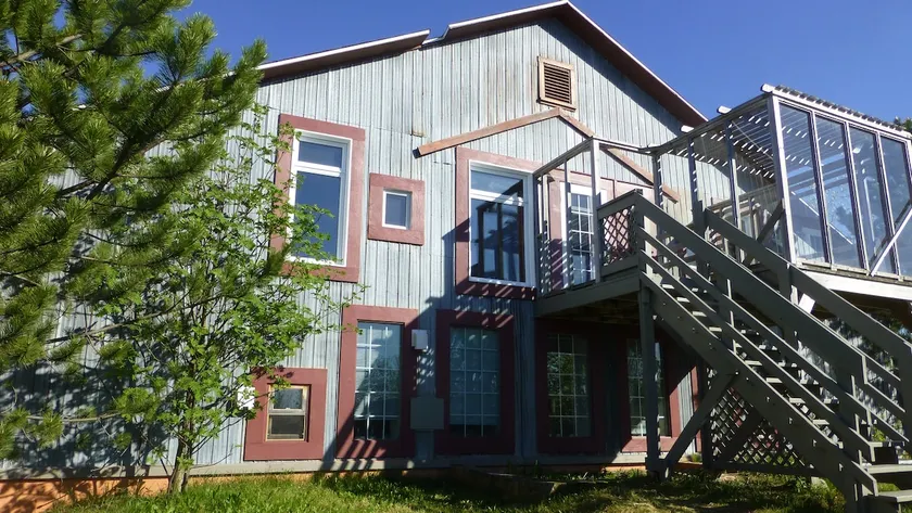 Beautiful accommodation overlooking the river with terrace - Image 1