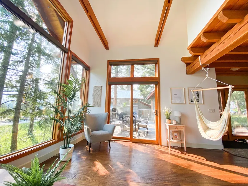 Big Lakeside Cabin for Groups & Families - Image 1