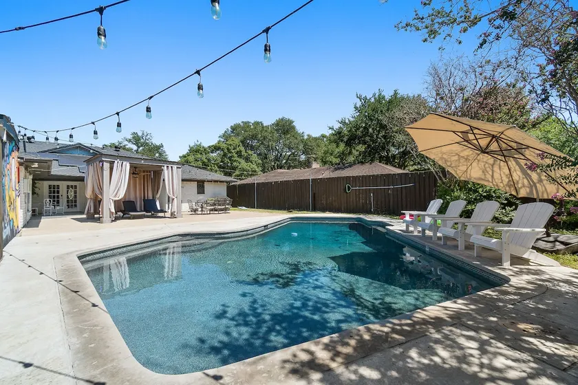 Sleeps 20 w Heated Pool & Billiards by DAL Airport - Image 1