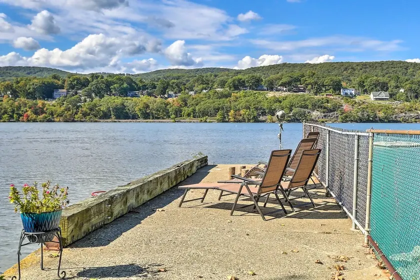Bungalow near West Point on Hudson River - Image 1