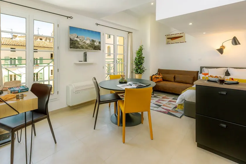 Charming studio with mezzanine, center of Forcalquier - Image 1