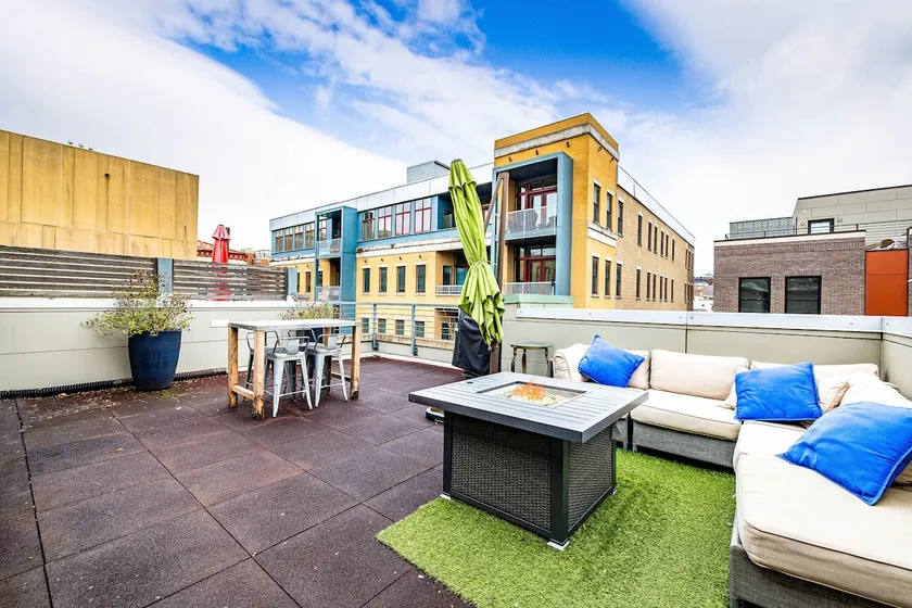 Luxurious & Cozy | Private Rooftop | Firepit - Image 1