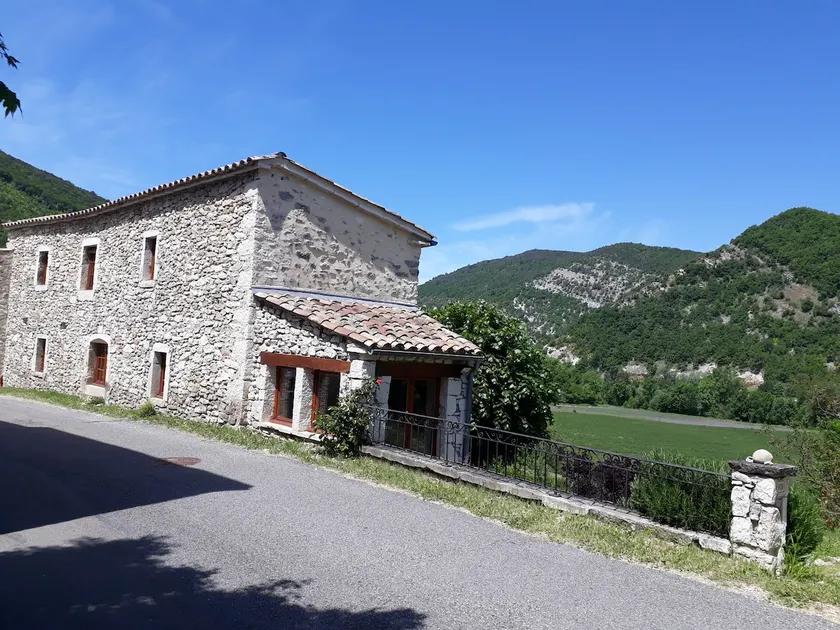 Village house between mountains and lavender - Image 1