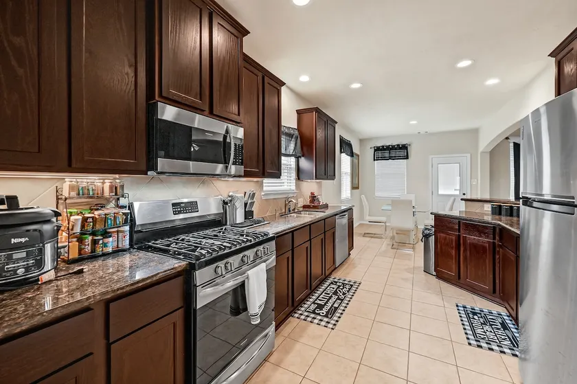 Cozy 4 bed 2.5 bath home Clean! Keyless Entry - Image 1