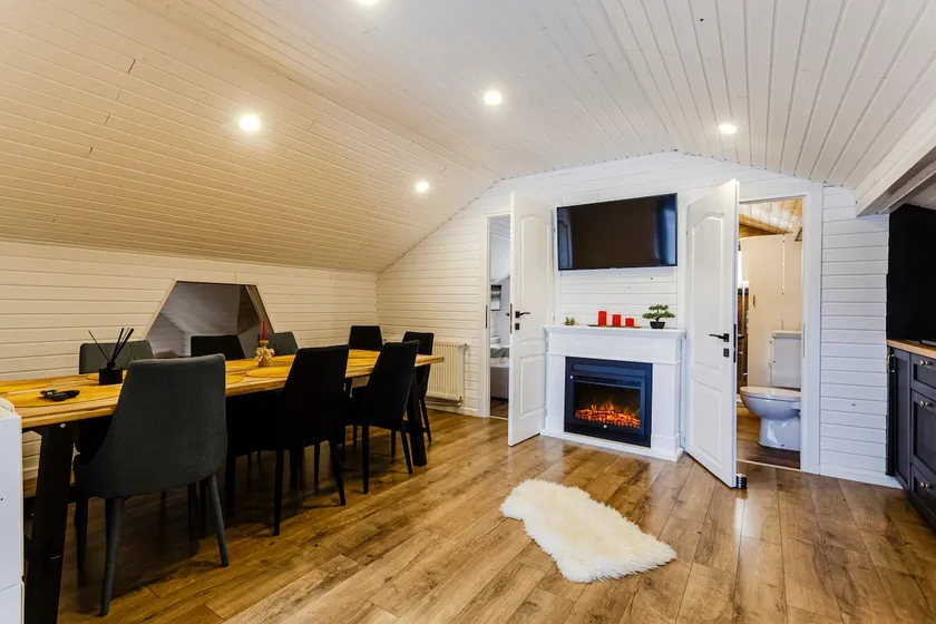 Spacious Attic Retreat for Families & Friends - Image 1