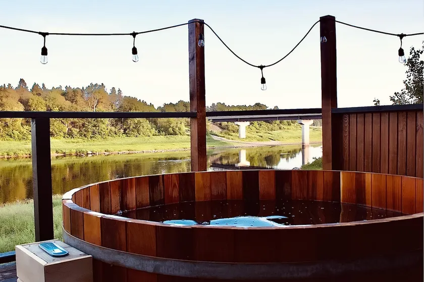 Cozy Cabin with Large Cedar Hot Tub - Image 1