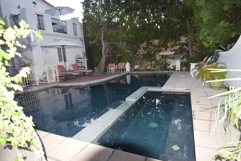 Beverly Hills guest house with a pool - Image 1