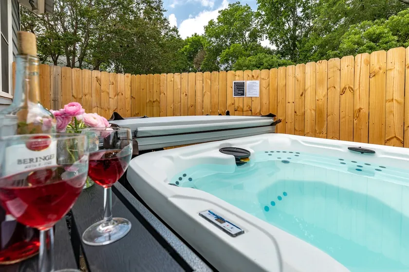 NEW!!! HOT TUB, sleeps 8, Fire Pit, 3 BDR home downtown - Image 1