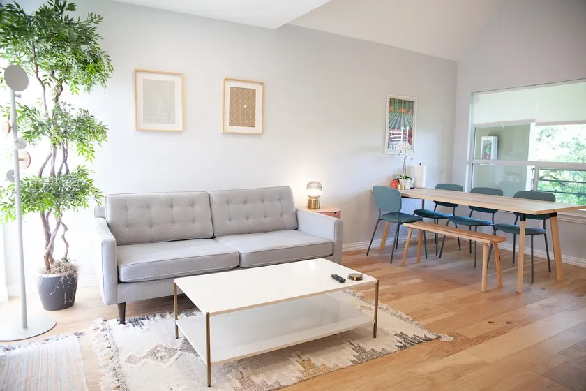 Designer Riverside Getaway-2 BR & 5 mins to DT - Image 1