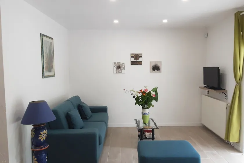 Quiet 3-star accommodation with garden, grounds, and terrace - Image 1