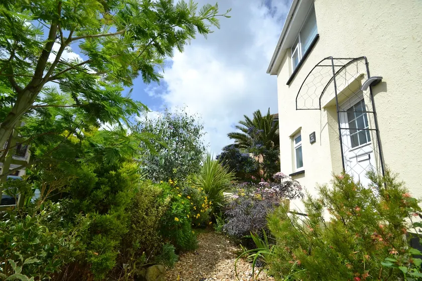 Bright & airy property with own free parking - Image 1
