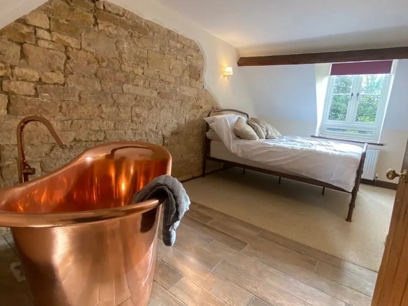 Unique 3 bed cottage: private garden & parking - Image 1