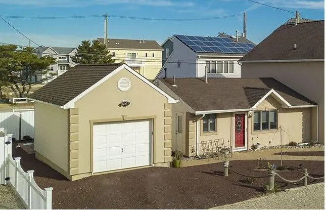 Lovely 3 bedroom townhouse, 1 house from the beach - Image 1