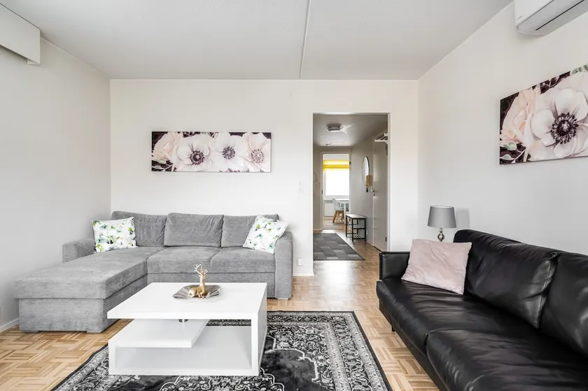 Opposite the railway station, apartment building, 3-room apartment - Image 1
